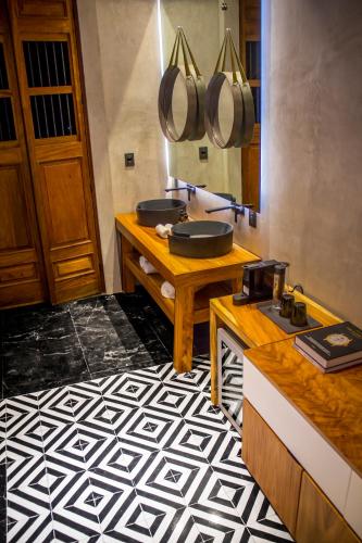a bathroom with a sink and a mirror at Diez Diez Collection in Mérida