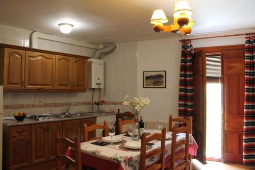eine Küche mit einem Tisch und Stühlen sowie ein Esszimmer in der Unterkunft Apartamento Rurales Rosendo: Poleo Menta in Capileira