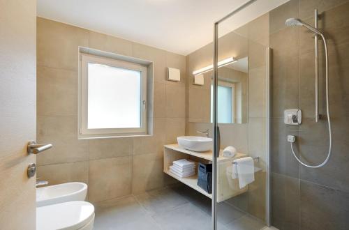 ein Bad mit einer Dusche, einem WC und einem Waschbecken in der Unterkunft Ariala - Mountain Holiday Home in Pfalzen