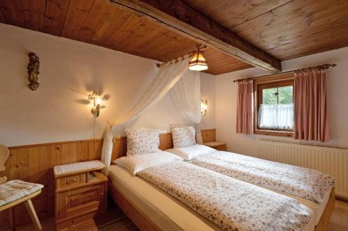 sypialnia z dużym łóżkiem i oknem w obiekcie Apartment Landhaus Mühlau in Tirol w mieście Erpfendorf