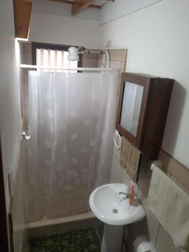 a bathroom with a sink and a shower at Apartamento 11 Tec in Cartago