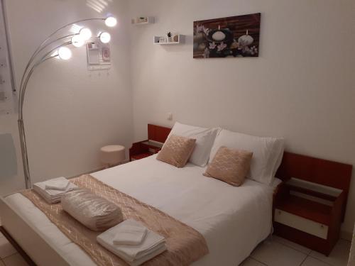 Un pat sau paturi într-o cameră la (-; Eldorado Saint-Jacques au nord de Toulouse ;-)