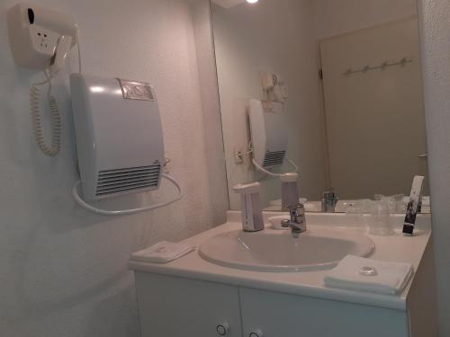 une salle de bain avec un lavabo et un miroir dans l'établissement (-; Eldorado Saint-Jacques au nord de Toulouse ;-), à Saint-Alban