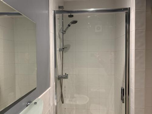 y baño con ducha y puerta de cristal. en Southernwood - Studio 2 en Didcot