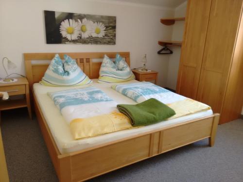 ein Schlafzimmer mit einem Holzbett mit Kissen darauf in der Unterkunft Ferienhaus Karin in Ramsau am Dachstein