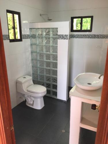uma casa de banho com um WC e um lavatório em Casa Mia at Villa Camino Alto Turbaco near Cartagena em Turbaco