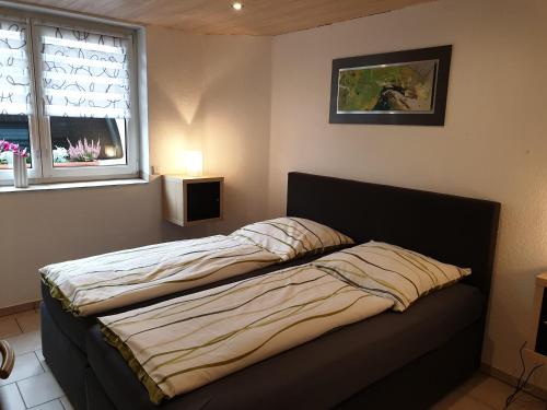 uma cama num quarto com uma janela em Ferienwohnung Neuss Spelter em Neuss