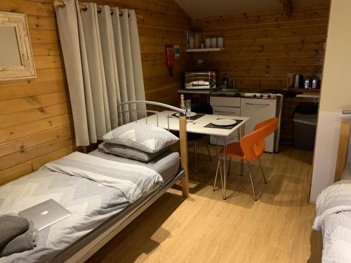 Postel nebo postele na pokoji v ubytování Southernwood - Garden Lodge 5