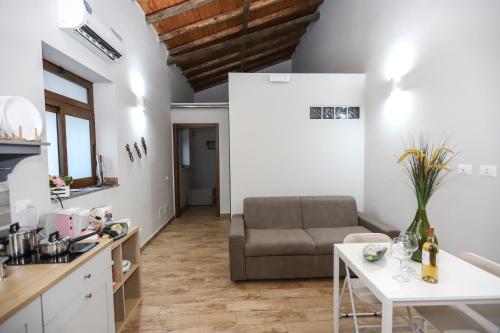 cocina y sala de estar con sofá y mesa en ZazzamitaHouse, en Catania