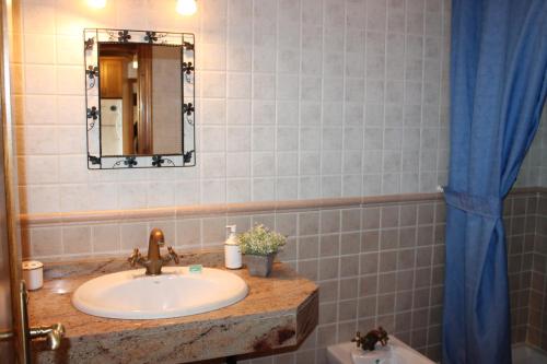 y baño con lavabo y espejo. en Apartamentos Rurales Rosendo: La Orquídea en Capileira
