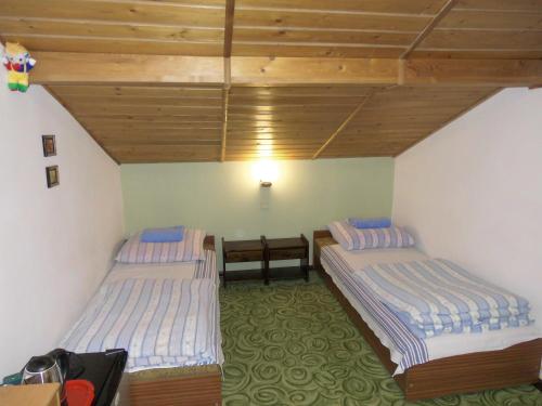 Pokój z dwoma łóżkami i stołem w obiekcie Gościniec Nad Jarem w Gołdapi