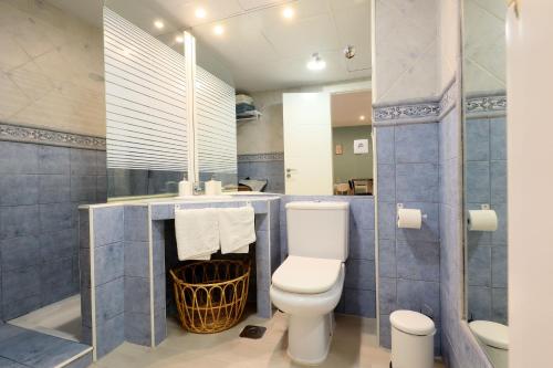 y baño con aseo, lavabo y bañera. en Apartamento Nuevo-Junto a Mezquita en Córdoba
