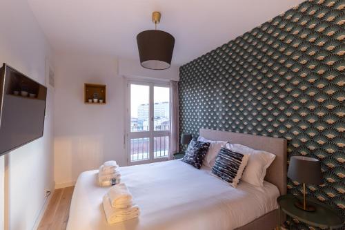 Кровать или кровати в номере Paris - Porte d'Ivry - Modern and Cosy 2 bedroom apartment