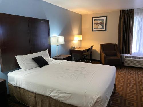 Tempat tidur dalam kamar di Red Lion Inn & Suites Post Falls