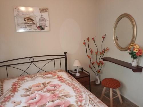 Paradise Sea في Saterlí: غرفة نوم بسرير ومرآة وطاولة