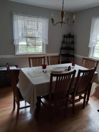 uma sala de jantar com uma mesa branca e cadeiras em Caribbean Comfort Zone em Chesterfield