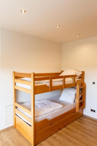 une chambre avec deux lits superposés dans une pièce dans l'établissement Maison Superbe Vue Mer - 200m de la plage, à Camaret-sur-Mer