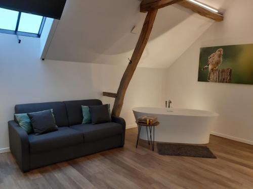 a living room with a couch and a bath tub at De Bonderbei in Wellen