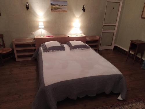 1 dormitorio con 1 cama grande y 2 almohadas en Sainte-Mère-Église - Ferme de Beauvais, en Sainte-Mère-Église