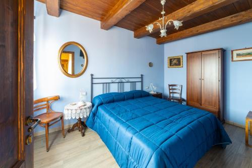 Un pat sau paturi într-o cameră la Locanda della Rocca