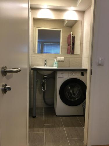Cosy studio flat in the quiet area with own garden, free parking and direct public transport link to the centre