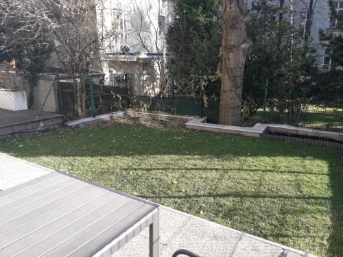 Cosy studio flat in the quiet area with own garden, free parking and direct public transport link to the centre