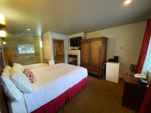 a bedroom with a large white bed in a room at Secrets Inn Lake Tahoe in South Lake Tahoe