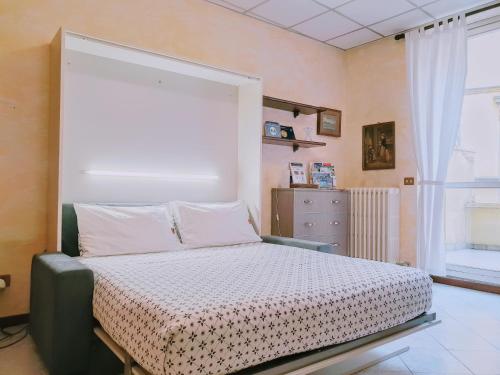 Un pat sau paturi într-o cameră la Il Pontile - Historic Center by villavistalago it