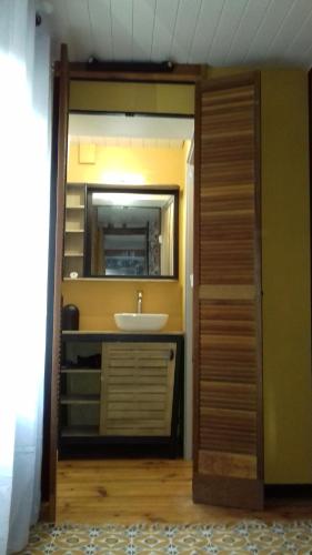 Фотография из галереи Duplex La Maisonnette 2 Chambres - parking gratuit в Труа
