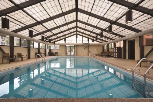 a large swimming pool with a large ceiling at Hyatt Place Chicago Hoffman Estates in Hoffman Estates