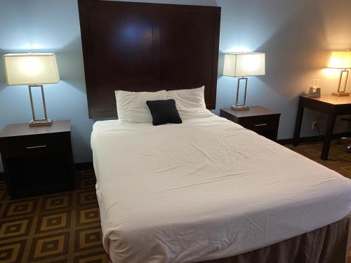 Ένα ή περισσότερα κρεβάτια σε δωμάτιο στο Red Lion Inn & Suites Post Falls