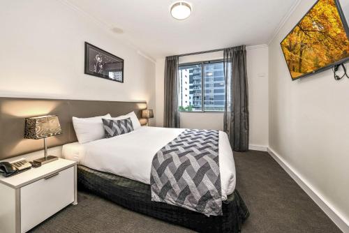 A bed or beds in a room at The Capitol Apartments