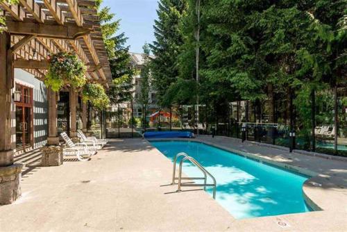 una piscina en medio de un patio en Alpenglow Lodge by Bill en Whistler