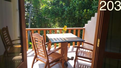 d'une table et de deux chaises sur un balcon avec vue. dans l'établissement Rawanaz, à Unawatuna