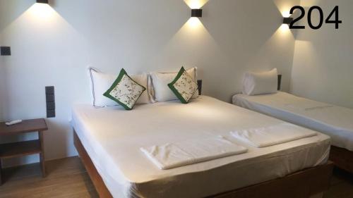 Łóżko lub łóżka w pokoju w obiekcie Rawanaz