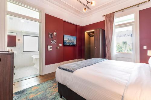 Una cama o camas en una habitación de The Albert Mosman