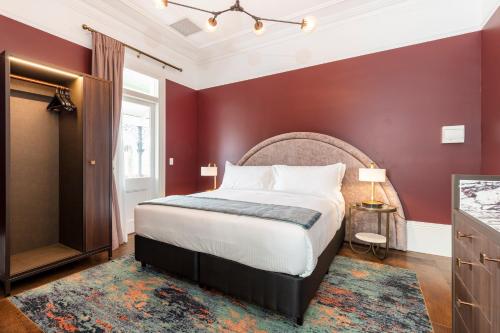 Una cama o camas en una habitación de The Albert Mosman