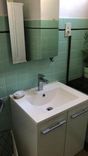une salle de bain avec un lavabo blanc et un miroir dans l'établissement **** MER SEA 1 A 8 PERSONNES 80M2 A 120M DE LA MER ****, à Ajaccio