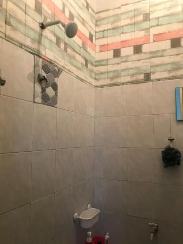 La salle de bains est pourvue d'une douche et de toilettes. dans l'établissement cozy and calm place to stay, à Kajang