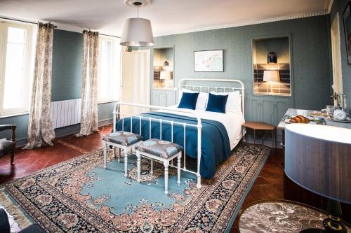 a bedroom with a bed and a rug at Carcassonne Townhouse in Carcassonne