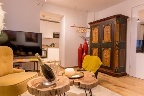 uma sala de estar com uma garrafa de vinho numa mesa em Charming 45m2 Apartment in Heart of Graz em Graz