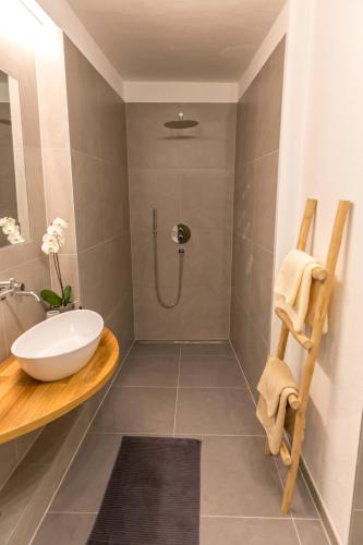 Bilik mandi di Charming 45m2 Apartment in Heart of Graz