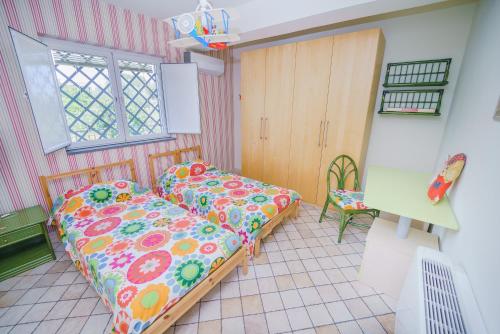 Un dormitorio con dos camas y una mesa. en villa dei limoni Etna-mare, en Acireale