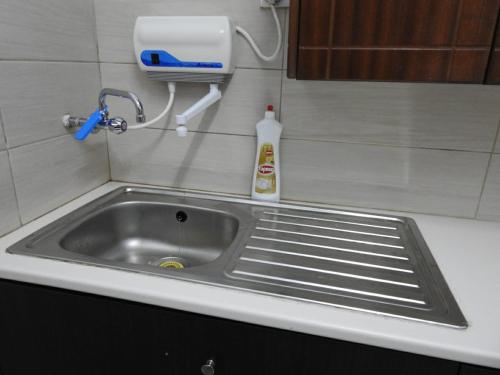 - un évier de cuisine avec un robinet et un distributeur de savon dans l'établissement Christos House, à Kakopetriá