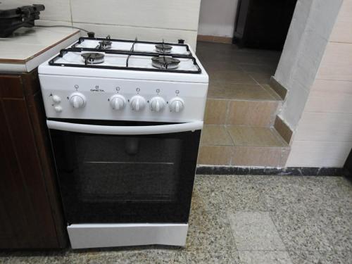 - un poêle noir et blanc dans la cuisine dans l'établissement Christos House, à Kakopetriá