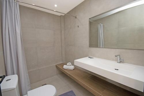 A bathroom at Panorama Apartments