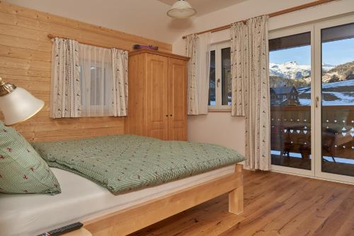 A bed or beds in a room at Ausseer Chalet (nahe Hallstatt), Appartements