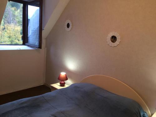 une chambre avec un lit et une fenêtre dans l'établissement Duplex T2 Cabine aux pieds du télécabine avec parking, à Luchon