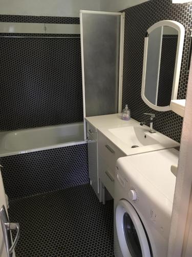 une salle de bain avec un lavabo et un miroir dans l'établissement Duplex T2 Cabine aux pieds du télécabine avec parking, à Luchon