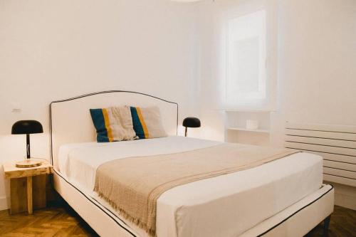 Habitación blanca con cama y ventana en BRIGHT and FABULOUS PENTHOUSE with TERRACES, en Madrid